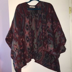 Cozy poncho with a cool pattern and pockets!